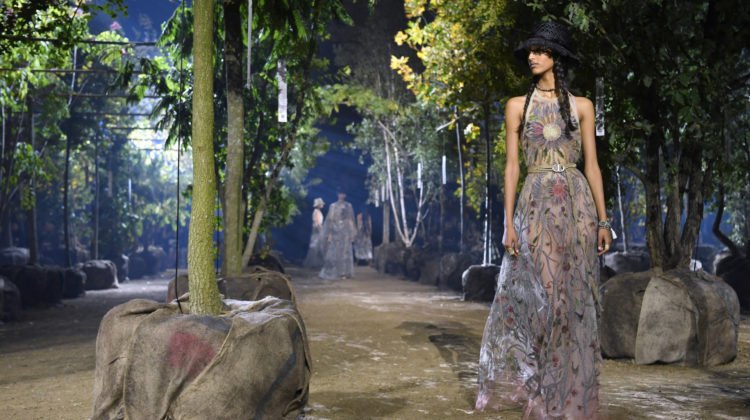 Dior: ode à une femme indépendante dans un jardin durable.