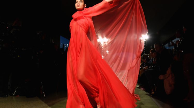 Fashion Week : le rouge s’impose sur les podiums