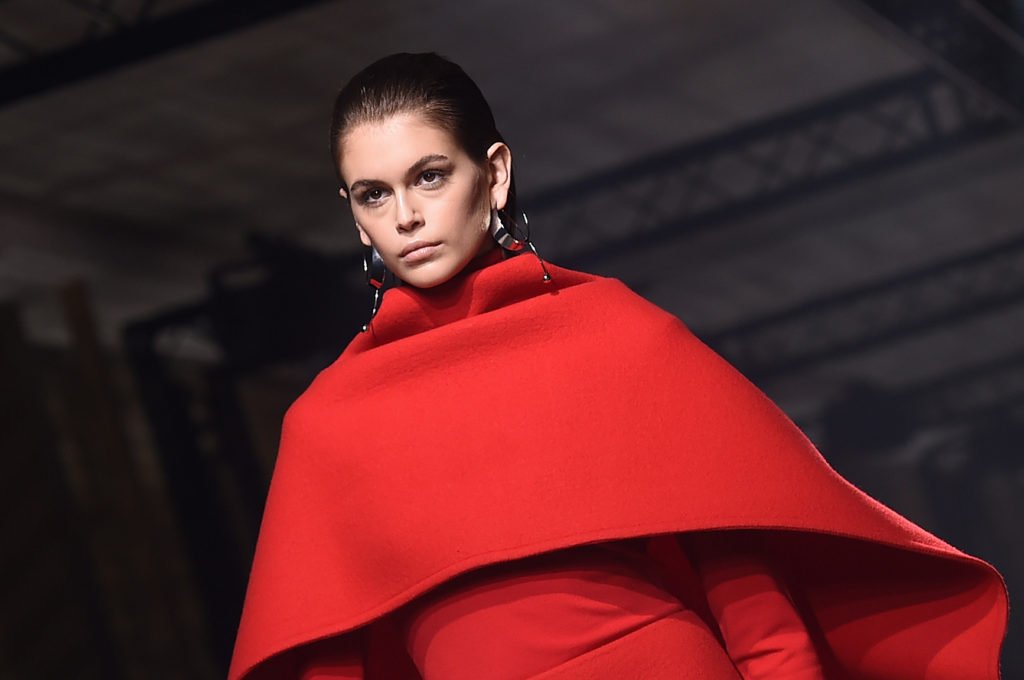 Les cheveux plaqués seront la grande tendance de la saison comme l'a montré Givenchy à Paris en mars 2020.