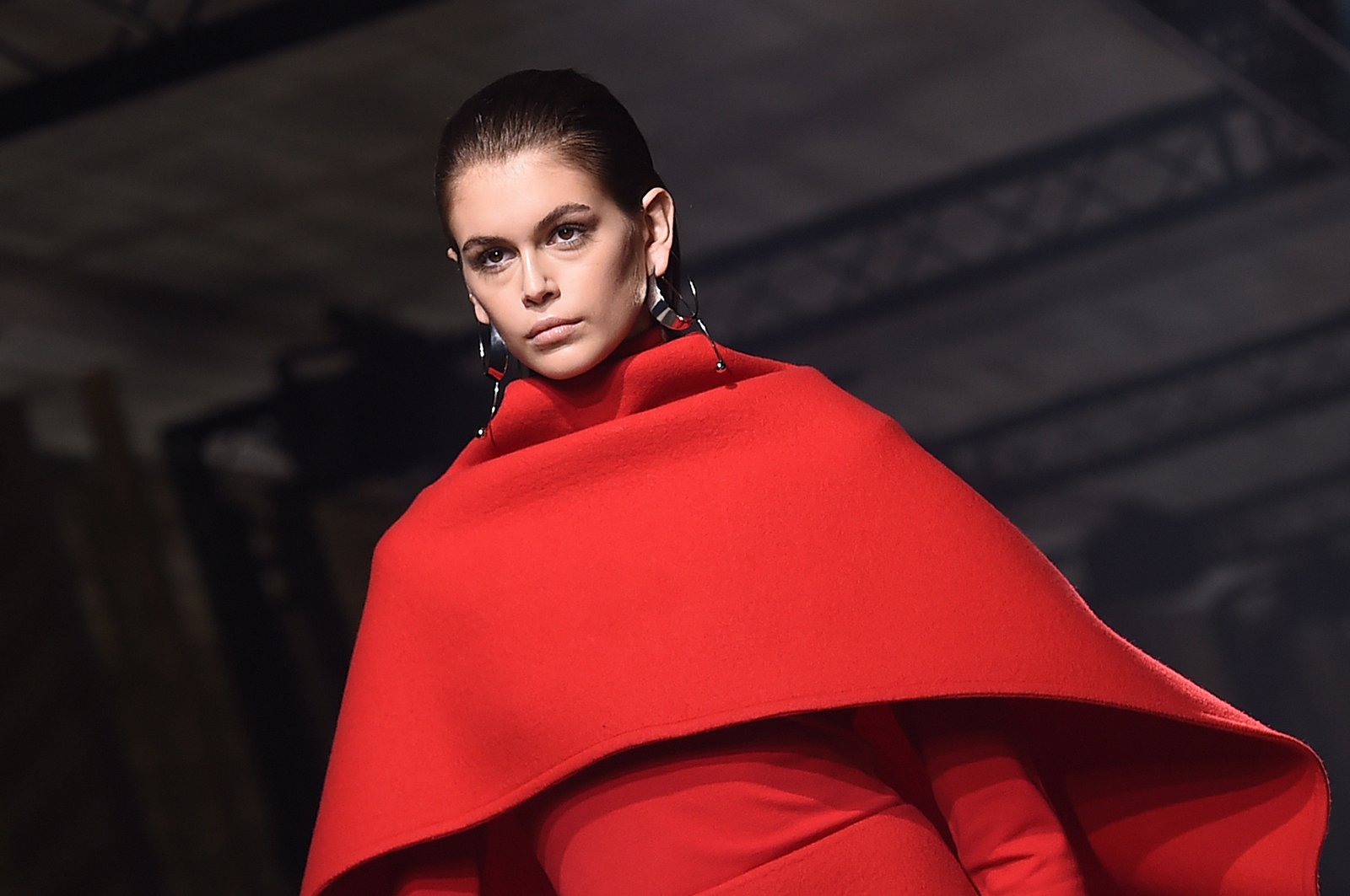 Les cheveux plaqués seront la grande tendance de la saison comme l'a montré Givenchy à Paris en mars 2020.