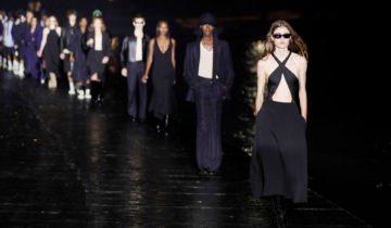 A Paris, les créateurs de mode détournent la “distanciation”.