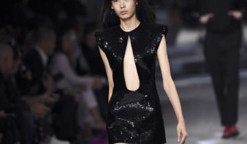 Noir, micro-sacs et maxi-lunettes: les tendances de la Fashion week de Paris.