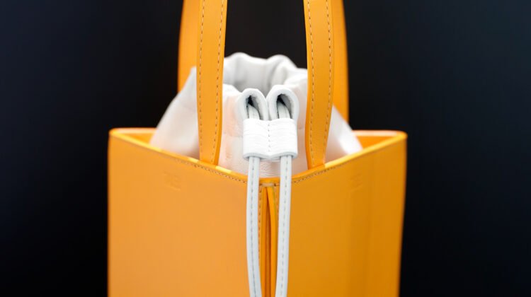 TALEL, UN SAC À MAIN TRIANGULAIRE AU PRINTEMPS HAUSSMANN DE PARIS